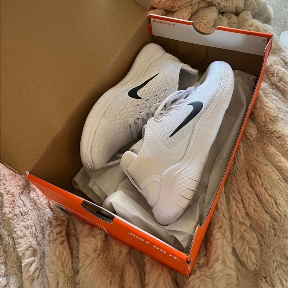 women’s nike free run - NEW